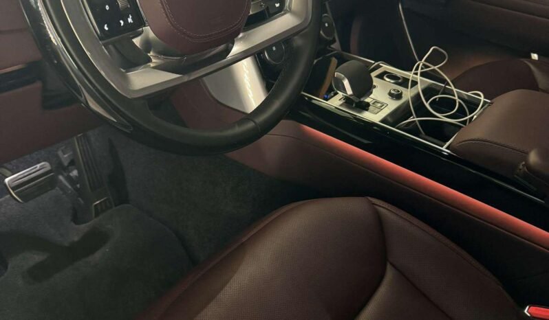 
								Used 2023 Land Rover Range Rover full									